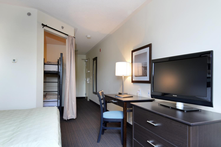 Bedroom 3, Super 8 By Wyndham Peterborough, Peterborough