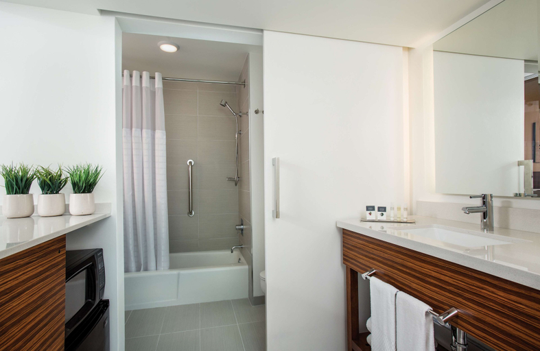 Bathroom 5, Grand Naniloa Hotel Hilo - a Doubletree by Hilton, Hawaii