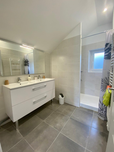 Bathroom, Duo des Falaises, Seine-Maritime