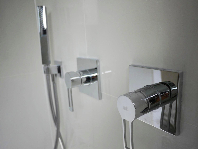 Bathroom 4, The Neufchatel Hotel, Bruxelles