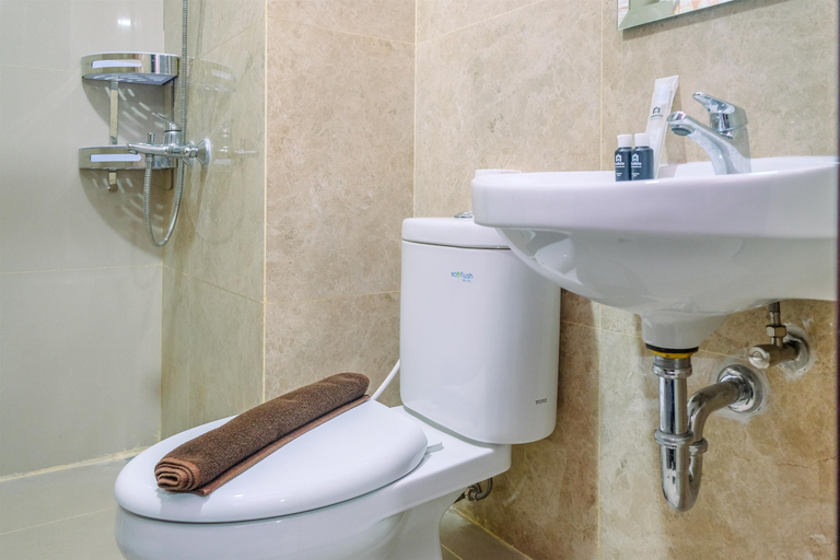Bathroom 5, Restful and Homey 2BR at Transpark Cibubur Apartment By Travelio, Depok