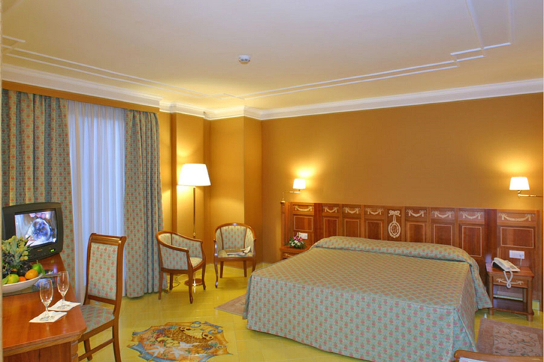 Bedroom 3, Grand Hotel La Pace, Napoli