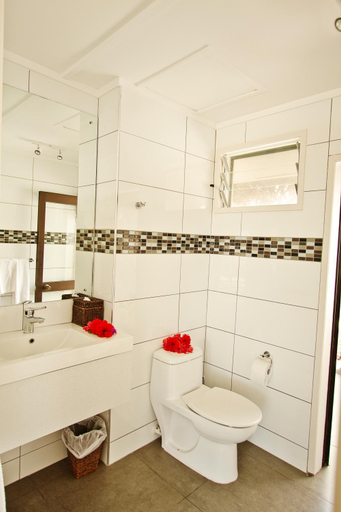 Bathroom 4, Manuia Beach Resort, Rorotonga