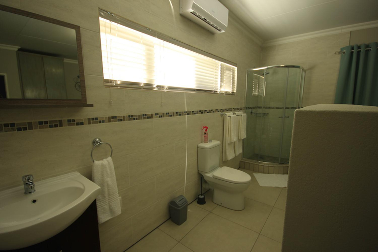 Bathroom 4, La Rose Douglas Guesthouse No loadshedding, Pixley ka Seme