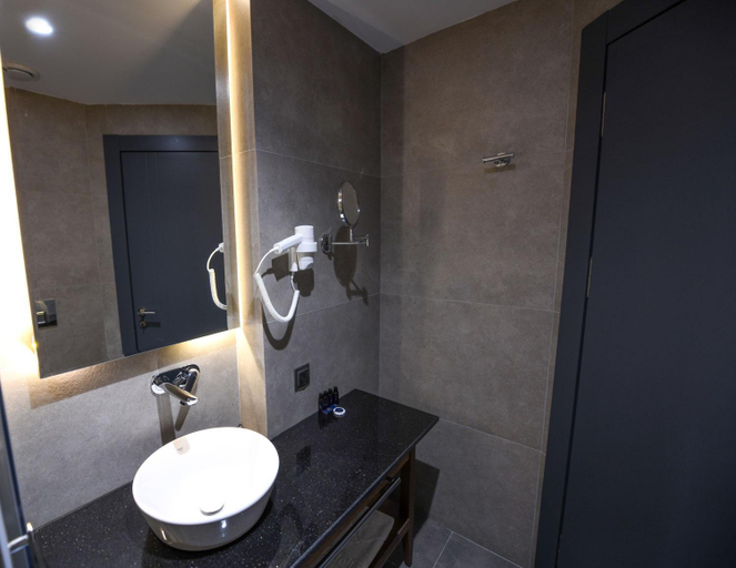 Bathroom 5, Ref Inn Hotel, Merkez
