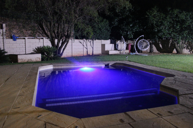Sport & Beauty, Chic & Serene 1-Bed Haven in Roodepoort, City of Johannesburg