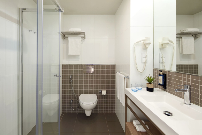 Bathroom 4, Dom Jose Beach Hotel, Loulé