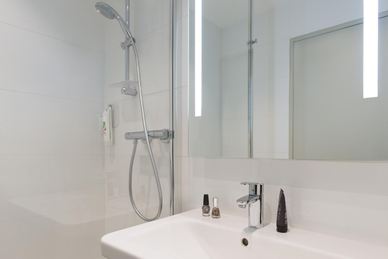 Bathroom 4, Ibis Styles Lyon Confluence Hotel, Rhône