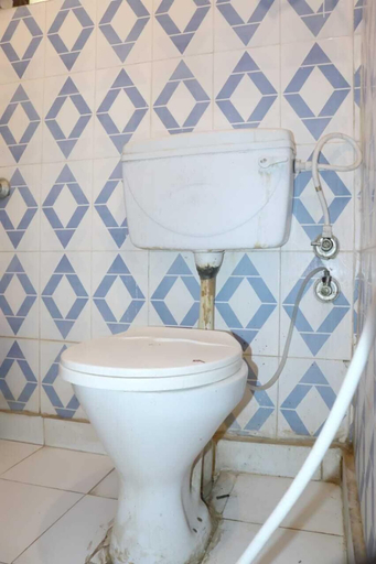 Bathroom 4, Hotel Ambika Palace by Shiwani Associate, Agra