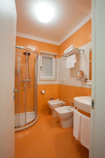 Bathroom, La Casa del Turista, Lecce