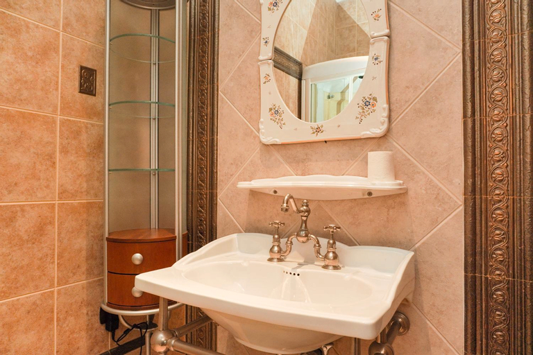 Bedroom 4, Luxurious and Strategic 4BR Da Vinci Apartment By Travelio, Central Jakarta
