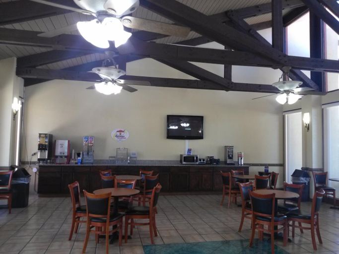 Food & Drinks 5, Super 8 by Wyndham Kerrville TX, Kerr