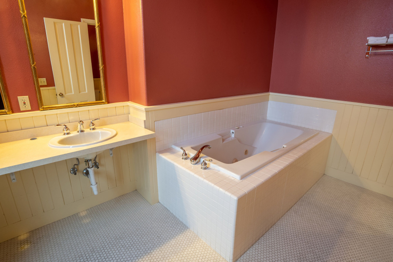 Bathroom 4, Geiser Grand Hotel, Baker