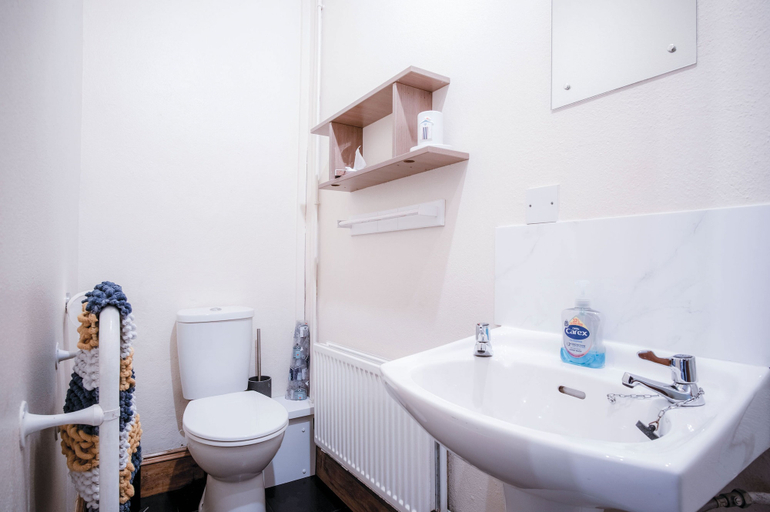 Bathroom 3, Primrose - 1 Bedroom Cottage - Llanteg, Carmarthenshire