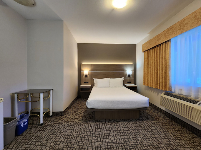 Bedroom 3, Days Inn & Conference Centre by Wyndham Penticton, Okanagan-Similkameen
