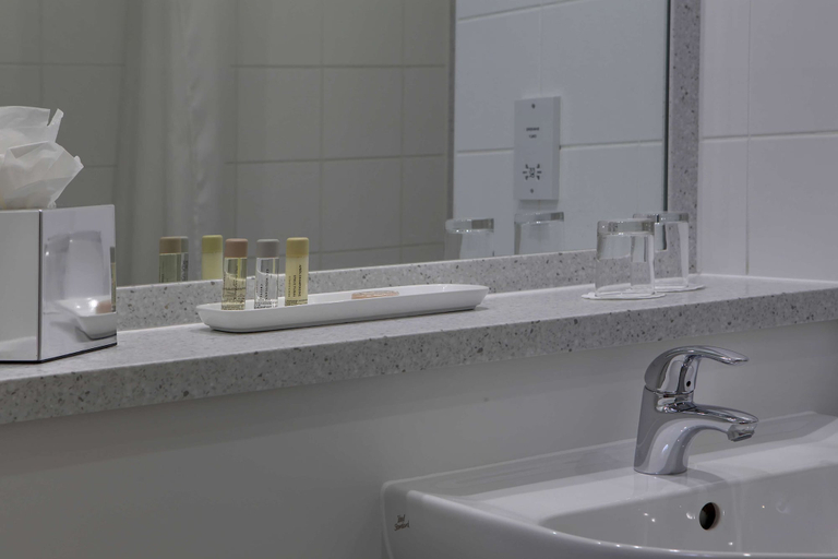 Bathroom 4, Best Western Pontypool Metro Hotel, Torfaen
