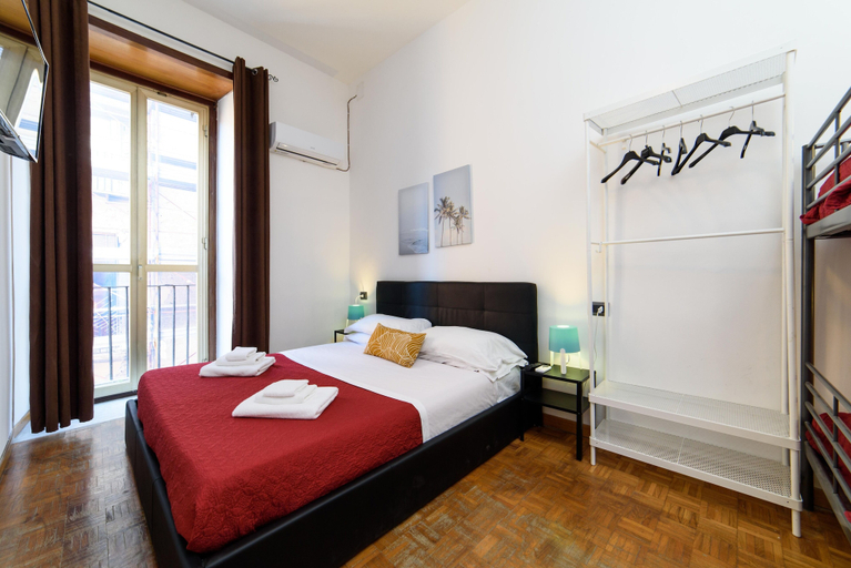 Bedroom 1, Inside Chiaia rooms, Napoli
