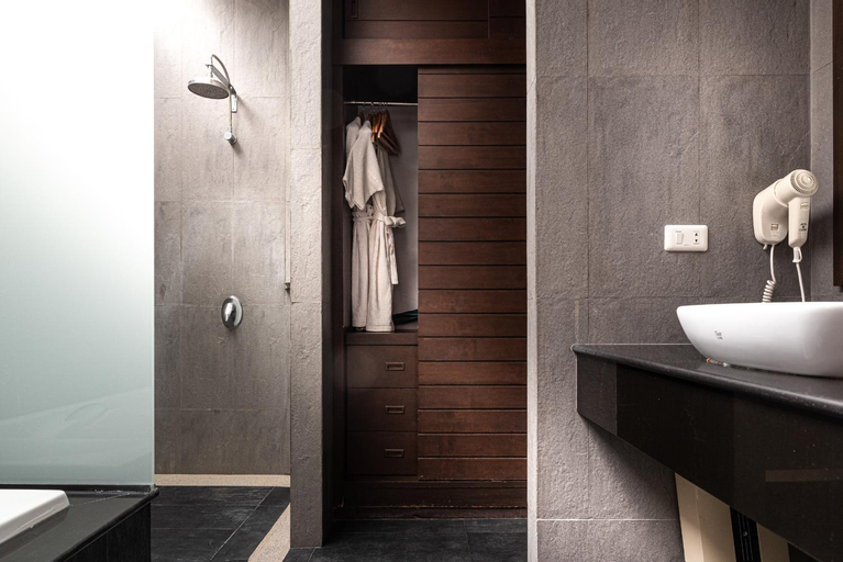 Bathroom 9