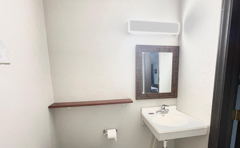 Bathroom 2, Azure Sky Motel, Bourbon