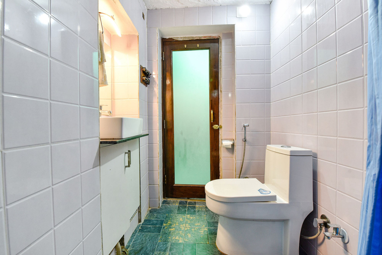 Bathroom, Fabhotel Ambika Chirwa House, Udaipur