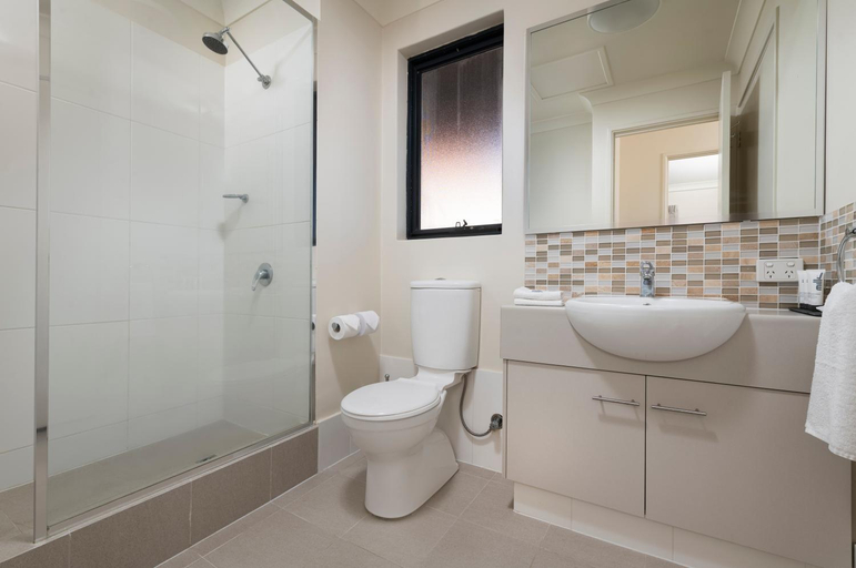 Bathroom 4, Quest Bunbury, Bunbury