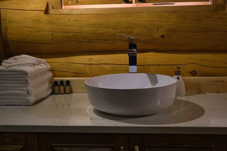 Bathroom 4, Parc Omega, Papineau