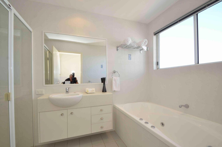 Bathroom 2, Myconos Resort, Maroochy - Maroochydore