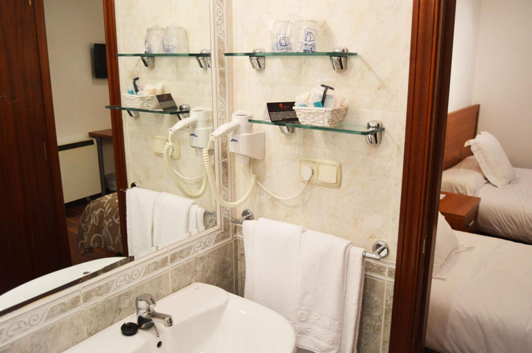Bathroom, Hostal Residencia Fornos, A Coruña