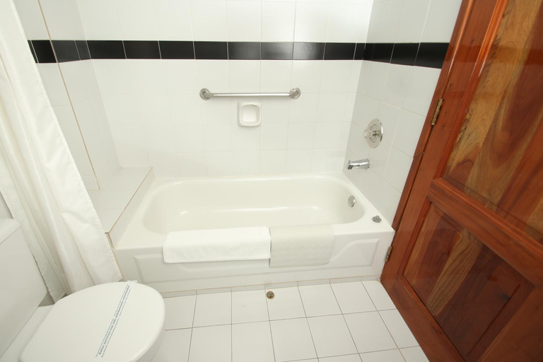 Bathroom 5, Hotel Diplomat, Cercado