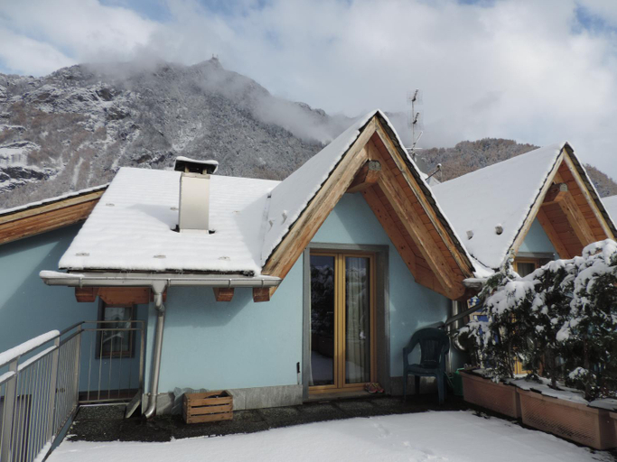 Exterior & Views