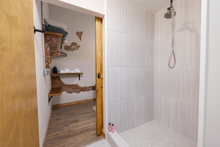 Bathroom 4, Hartwell Suites, Hart