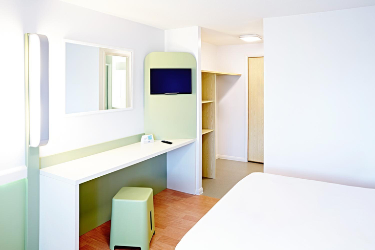 Bedroom 2, Warrington Motel, J20 M6 Lymm Services, Cheshire West and Chester