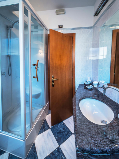 Bathroom 5, Hotel Valdarno, Arezzo