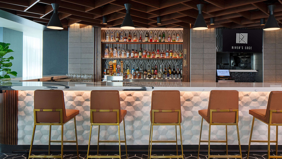 Food & Drinks 5, River's Edge Hotel Portland, Tapestry Collection by Hilton, Multnomah