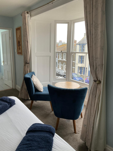 Others 4, No 52 bed and breakfast, Cornwall