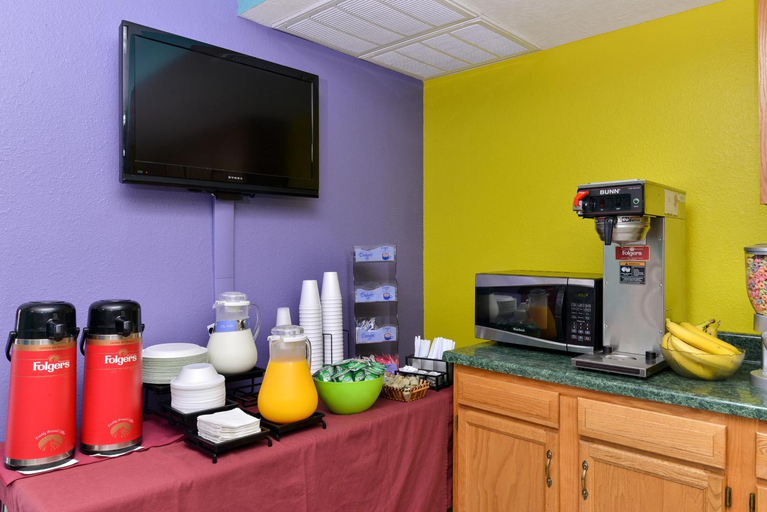 Food & Drinks 5, Americas Best Value Inn Seymour, Webster