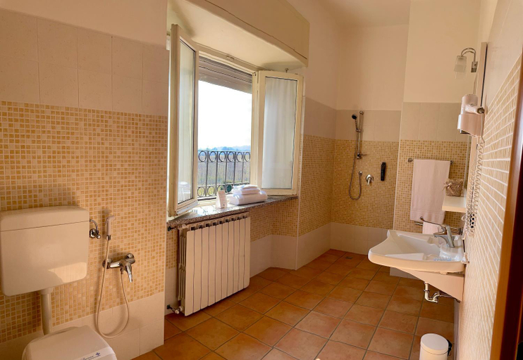 Bathroom 3, Tenuta Montebello, Alessandria