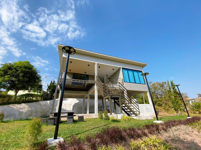 Exterior 3