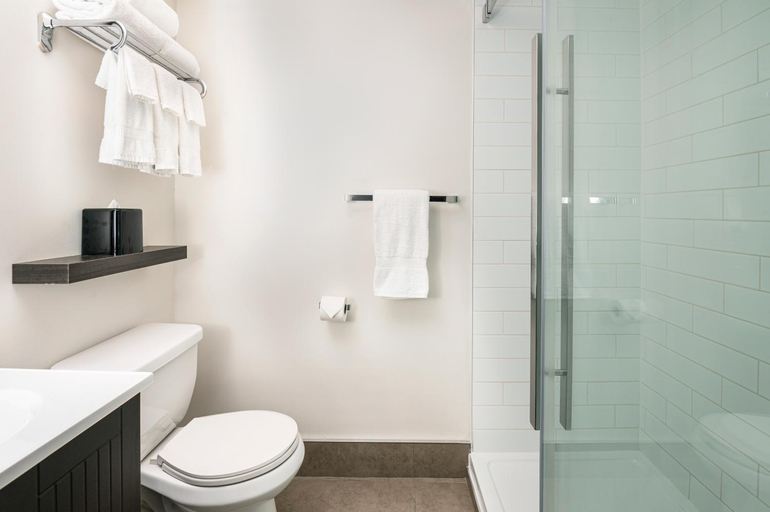 Bathroom, Quality Inn & Conference Centre Kingston Central, Frontenac