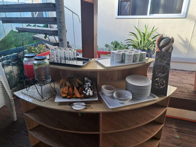 Food & Drinks 4, Alec's Home Away, Vaimauga West