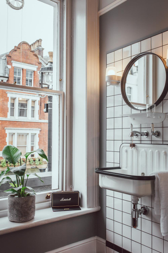 Bathroom 4, The Pilgrm, London
