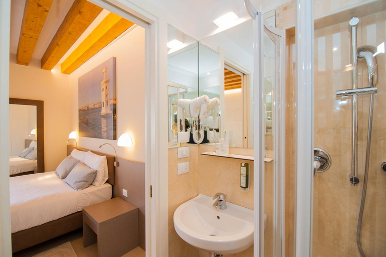 Bathroom 3, Leone Hotel, Venezia
