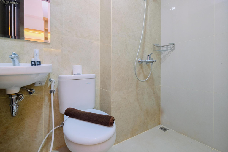 Bathroom 5, Serene Stay Studio Transpark Cibubur Apartment By Travelio, Depok