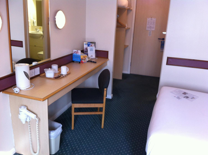Bedroom 2, Days Inn Bradford, Calderdale
