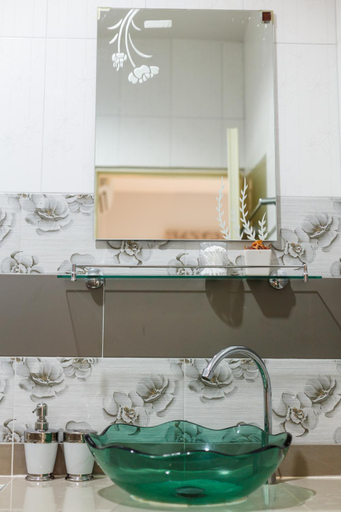 Bathroom 3, Bangtao Guest House, Pulau Phuket