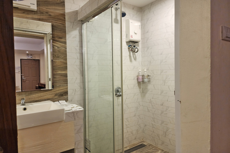 Bathroom 5, Kim Hotel at Bangplong, Muang Samut Prakan