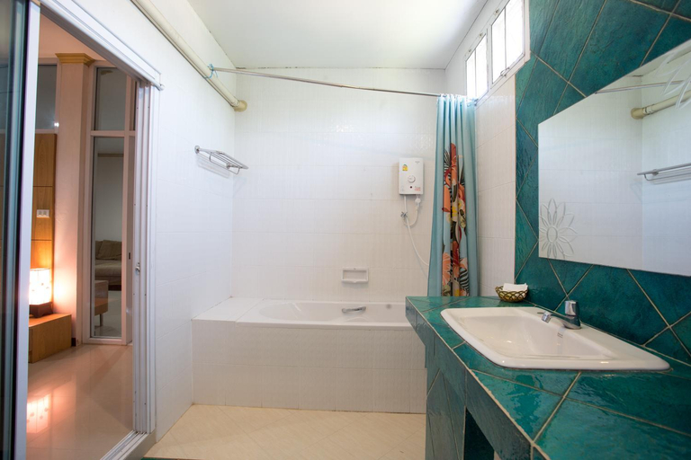 Bathroom 3, Phusuay Park View Hotel, Muang Chaiyaphum