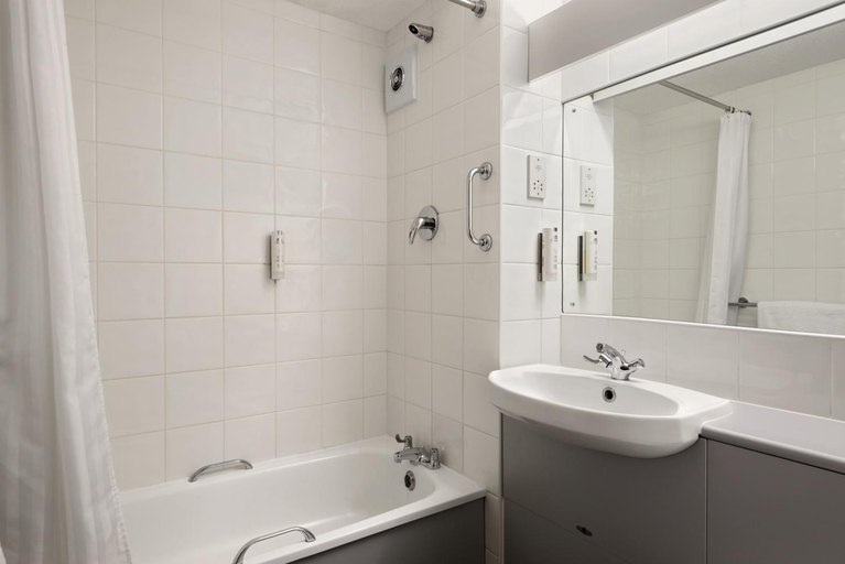 Bathroom 3, Days Inn Bradford, Calderdale