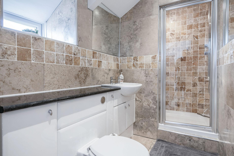 Bathroom 2, Flat 2 - 2 Bedroom Apartment - Tenby, Pembrokeshire
