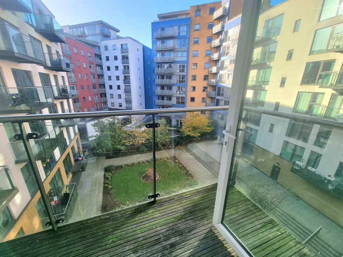 Exterior & Views 2, 2-bed 2-bath Greenwich Apartment with balcony & lift, London